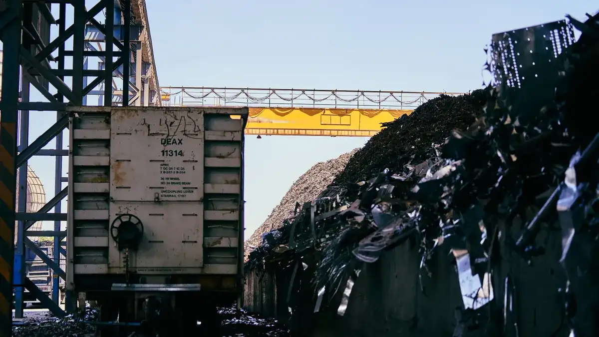 Hurda metal sahasında yük vagonu ve metal yığınları