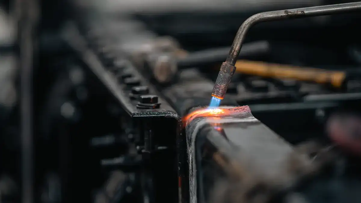 Metal yüzeyde kaynak işlemi