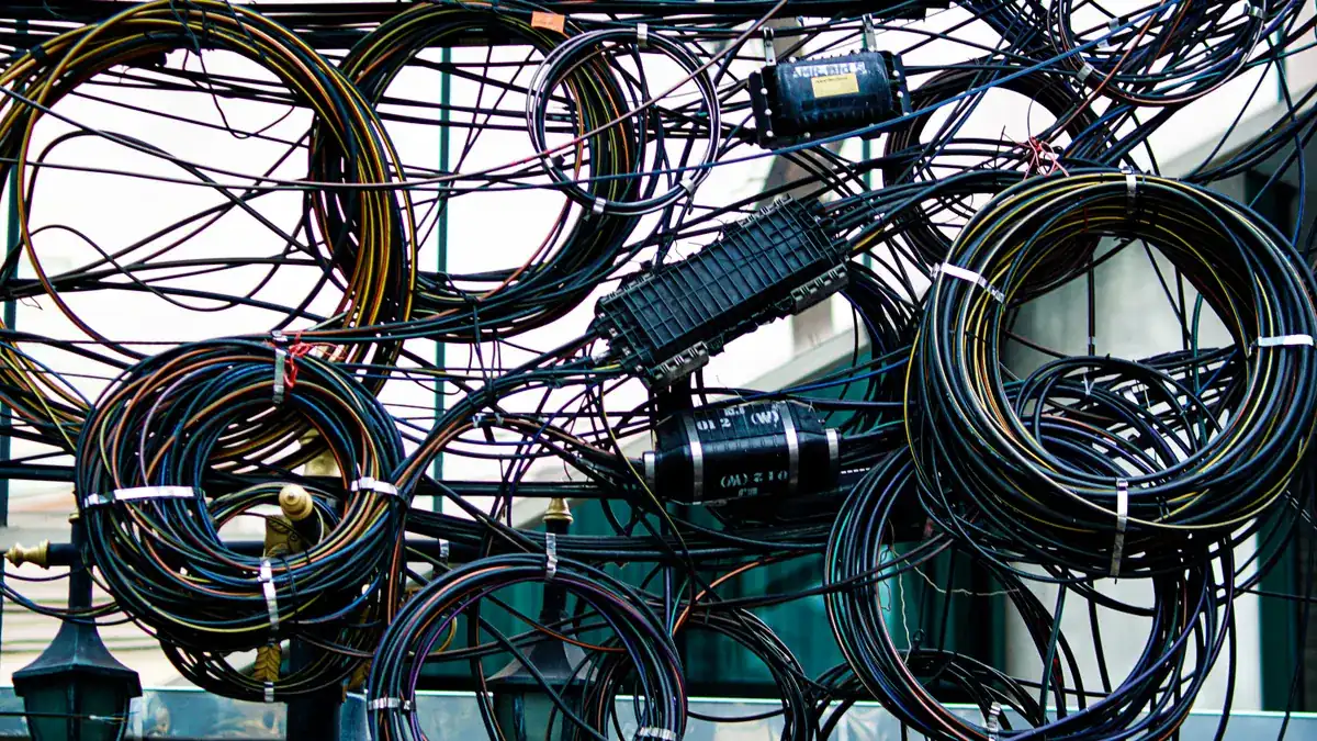 Dolaşık elektrik ve iletişim kabloları
