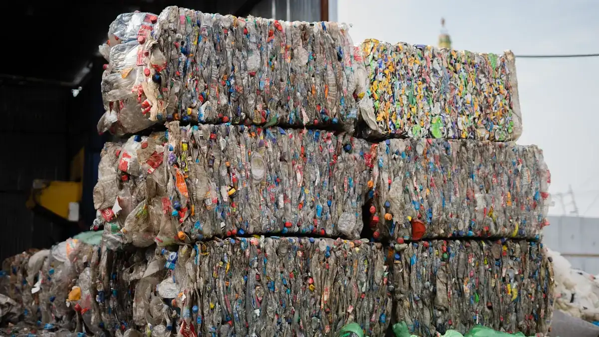 Geri dönüşüm tesisinde balyalanmış plastik şişeler